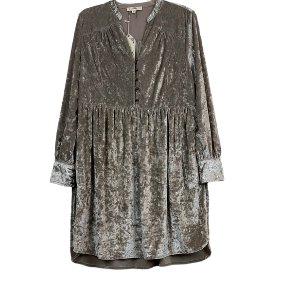 entro Dresses & Skirts - Entro NWT Champagne Velvet Babydoll Dress M